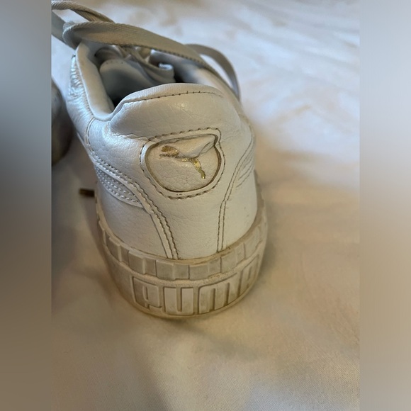 white puma sneakers (size 8 women’s) - Picture 4 of 4